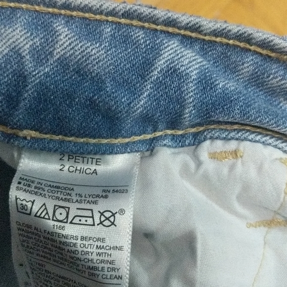 SALE [3/20$] OLD NAVY PETITE MOM JEANS - Picture 4 of 4